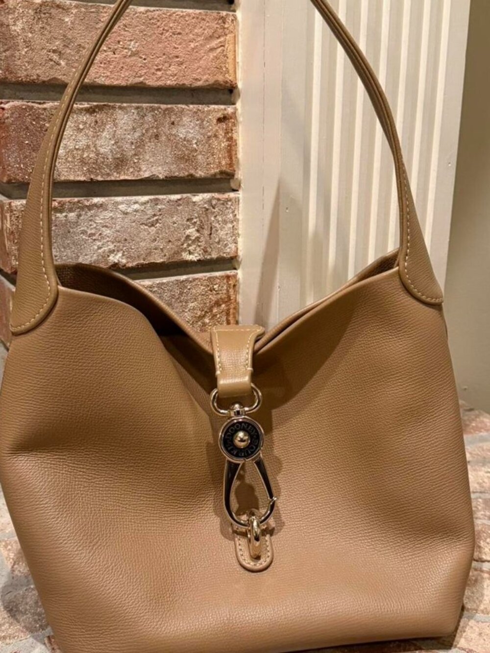 Dooney & Bourke Like New Lucca Pebble Leather Logo Lock Sac in Caramel.